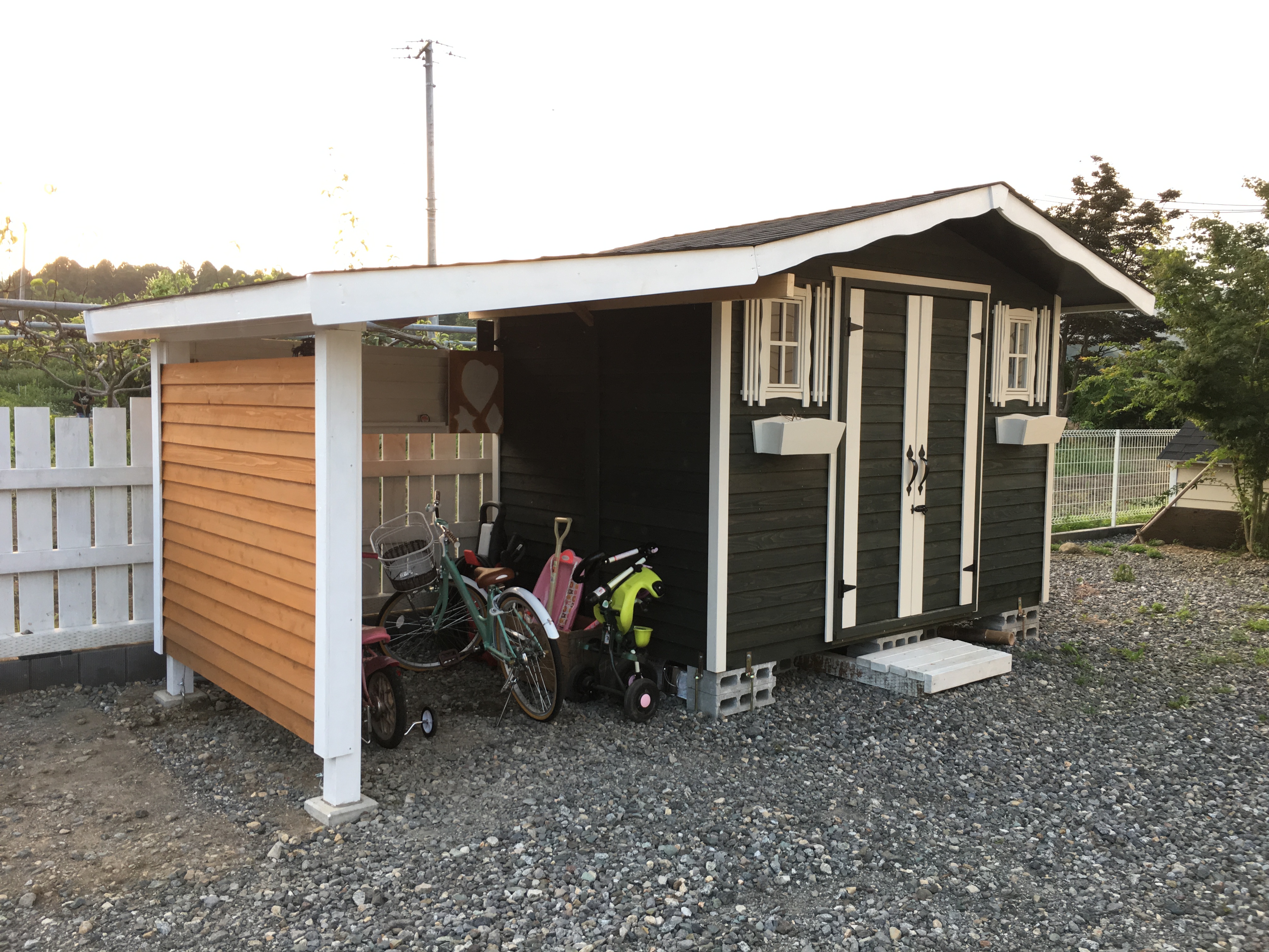 木製物置と自転車置き場 木製物置と自転車置き場